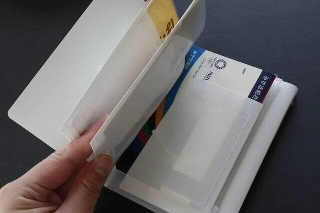 ダイソー 通帳ケース ジッパーポケット付 モノクロ 