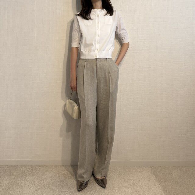 白のカーディガンを合わせて軽やかに