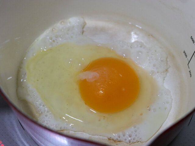 鍋にオリーブオイル、にんにくを入れて熱し、香りが立ったら卵を割り入れる。