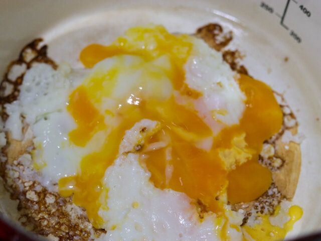 黄身を崩しながら、こんがりと焼く。