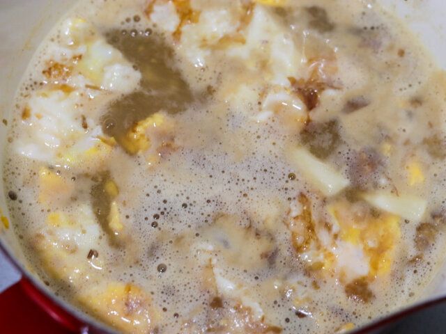 ピザ用チーズを入れ、味噌を溶き入れる。