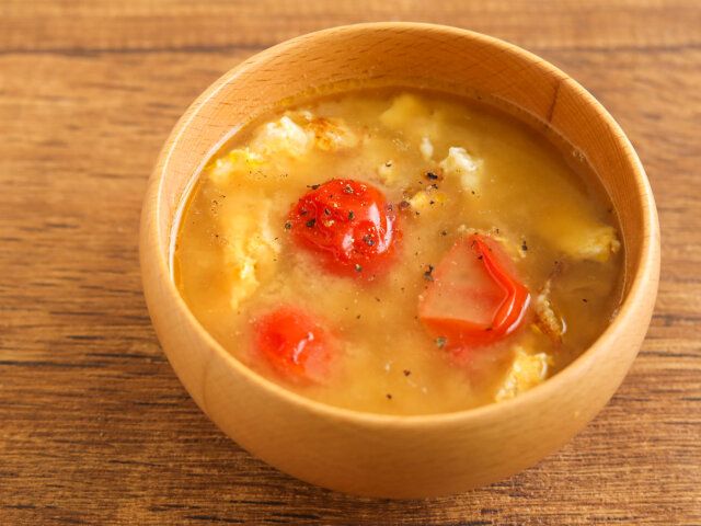 崩したまご焼きとミニトマトの味噌汁