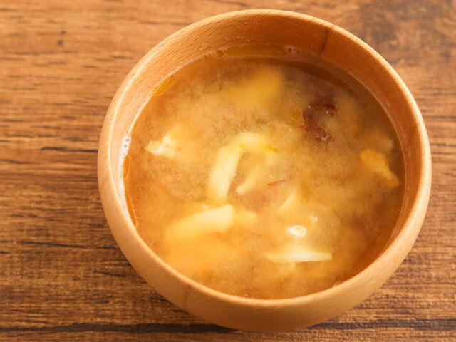 器に盛り、お好みでピザ用チーズをかけ、オリーブオイルをまわしかける。