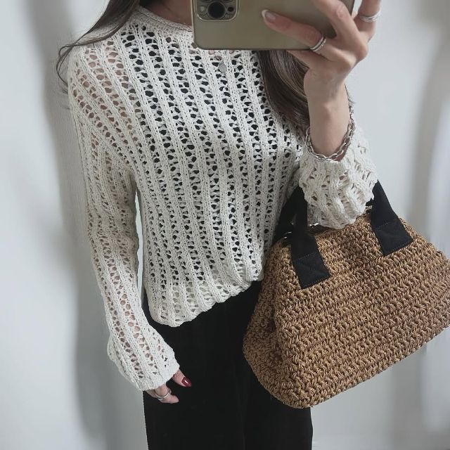 メッシュセーターを着たコーデ