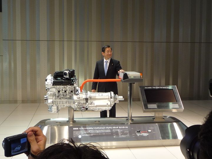 クラッチを用いたハイブリッドシステムを採用していた時期もあった（写真は志賀俊之COO（当時））