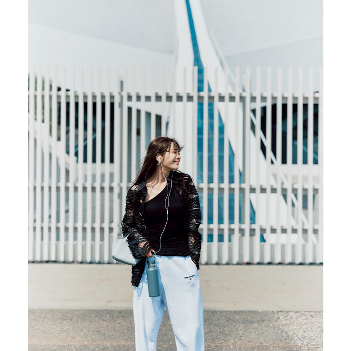 アシンメトリーなタンクトップがスウェットパンツをモードに格上げ