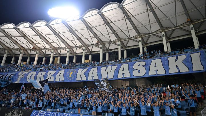 クロちゃんの“元カノ”リチさん、朝ドラ女優と一緒に応援するJリーグチームの試合を観戦！「楽しすぎ！！」