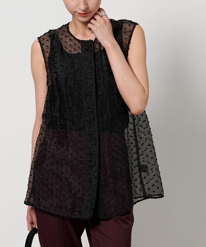 画像: 「オーガンジー ドット ベスト」￥34,980 出典：ユナイテッドアローズ