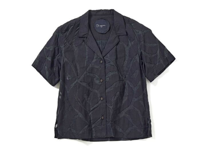 2_着ると柄が透けて浮かぶセンシュアルなデザインシャツ。￥45,650（フィータ）