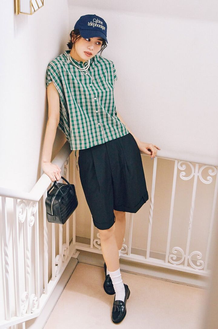 コットンナイロンのさらりとした風合いがカジュアルすぎず、パールネックレスとも合う。シャツ￥17,600（ニコルソンアンドニコルソン／シップス インフォメーションセンター） パンツ￥12,650（レイ ビームス／レイ ビームス 新宿） パールチョーカー￥2,420（ビームス ボーイ／ビームス 銀座） キャップ［WEB SHOP限定］￥8,250（ザ シンゾーン／シンゾーン ルミネ新宿店） バッグ￥82,500（メゾン カナウ／ヤマニ） ソックス￥3,630（パンセレラ／真下商事） ローファー￥36,300（ジーエイチバス／ジーエイチバス 東京）