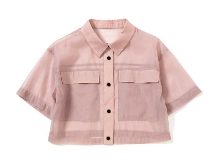 くすんだピンク色は甘すぎず大人に最適。羽織にも使えるクロップト丈。￥10,780（レイ ビームス／レイ ビームス 新宿）