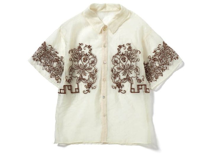 キナリ色のシアー地にブロンズの刺繍が施されたヴィンテージムードな一枚。￥24,200（テージ／アングリッド）