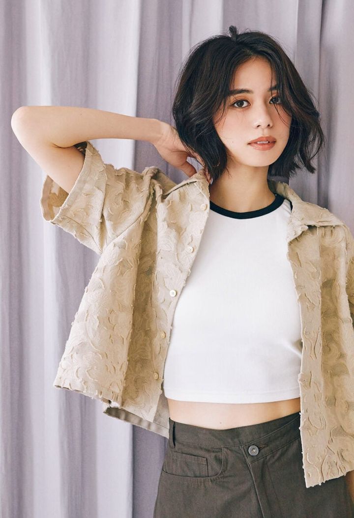 部分的にメッシュが施された美しいジャカード地のシャツはあえてジャケット感覚で羽織ってもいい。中にラフなショート丈タンクを合わせ、ゆるく着崩すのもお洒落。シャツ￥26,400（マカフィー／トゥモローランド） 中に着たタンクトップ￥12,000（トゥ） スカート￥28,600（HER.）