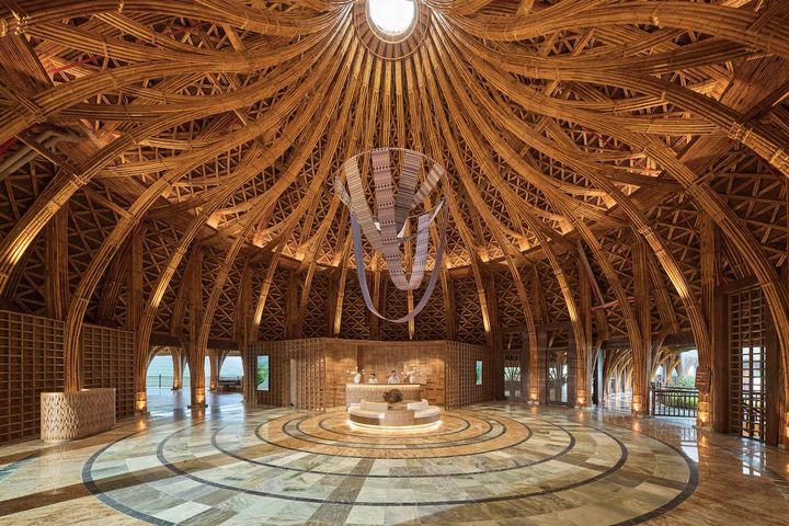 ロビーを覆う竹製の屋根。ベトナムの国樹の竹は食器や家具など、さまざまな用途に使われる。