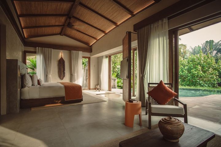 川面を吹く優しい風が通り抜ける開放的なヴィラ。