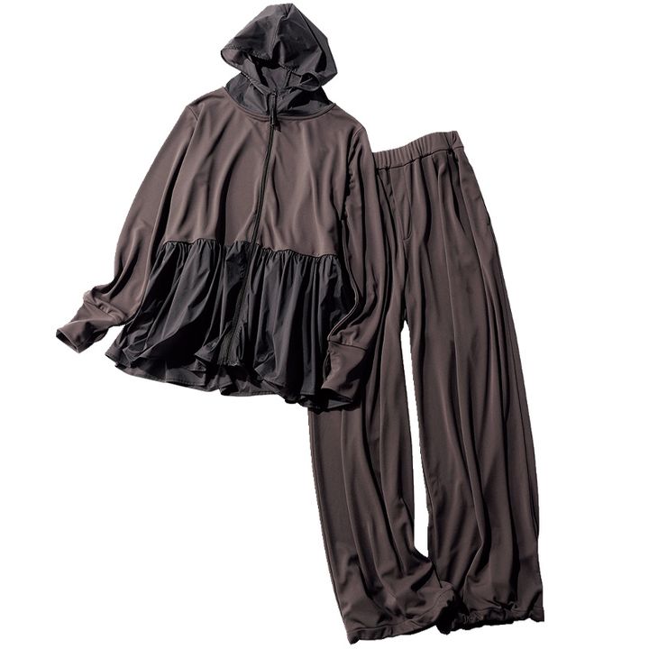 アンフィーロのUVケアできるペプラムパーカとパンツのセットアップ