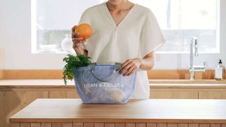 DEAN & DELUCA2025年夏限定のメッシュトートバッグは、ライラックカラー。Sサイズ ￥3,300（税込）