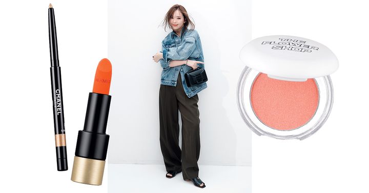 大人カジュアルなコーデにオレンジリップを効かせたメイク