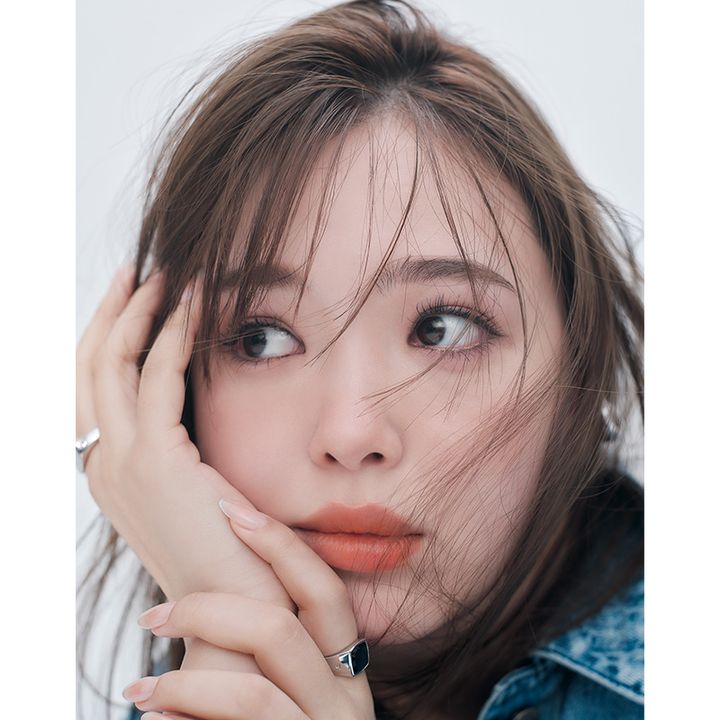 オレンジリップを効かせた大人のこなれメイク