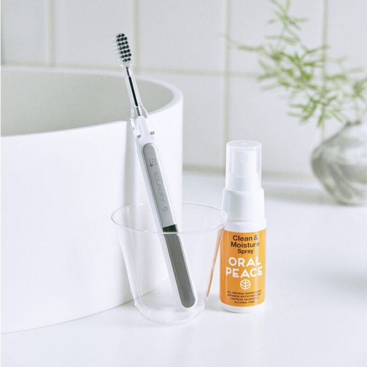 ボディにTiO2半導体とソーラーパネルを内蔵し、電子が歯垢へアプローチ。歯みがき粉不要で磨ける。ソラデー5 2750円（シケン）