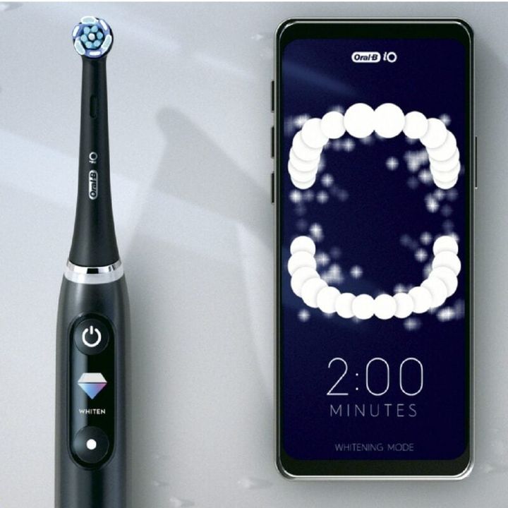 奥歯や歯茎のキワまで歯垢除去でき、歯茎ケアやホワイトニングモードも。オーラルB iO8 4万3780円〈編集部調べ〉（Oral-B by Braun）