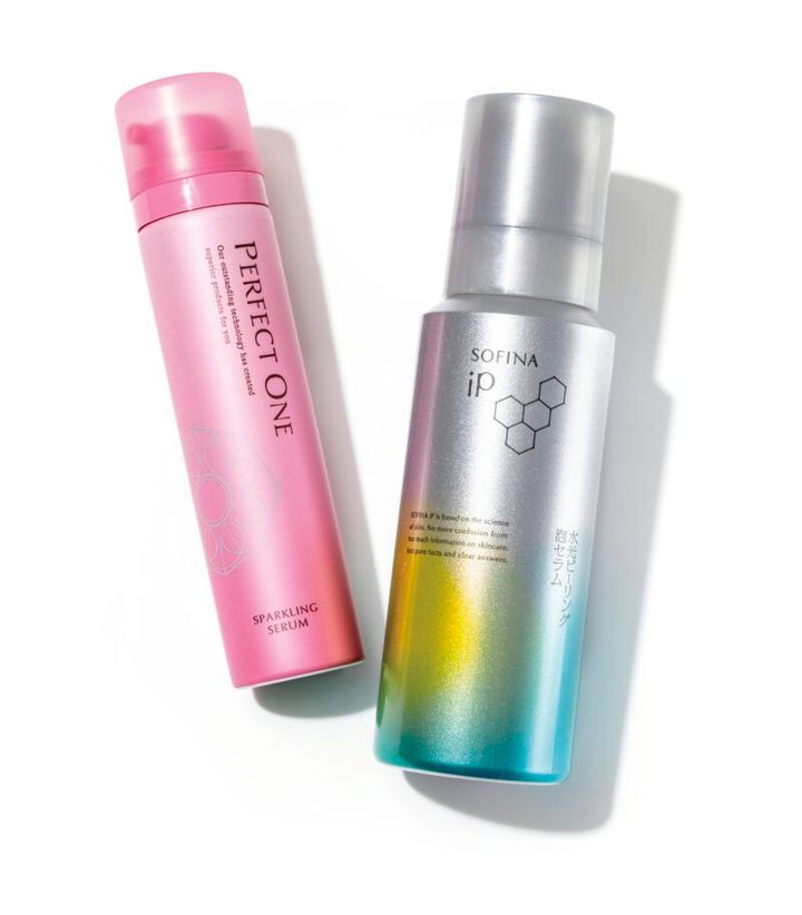 炭酸泡の美容液。ソフィーナ iP 水光ピーリング泡セラム 120g 4290 円（編集部調べ・花王）左：炭酸泡が高濃度ナイアシンアミドなどを角層深くに届ける炭酸セラム。パーフェクトワン スパークリングセラム 50g 4950円 （新日本製薬）
