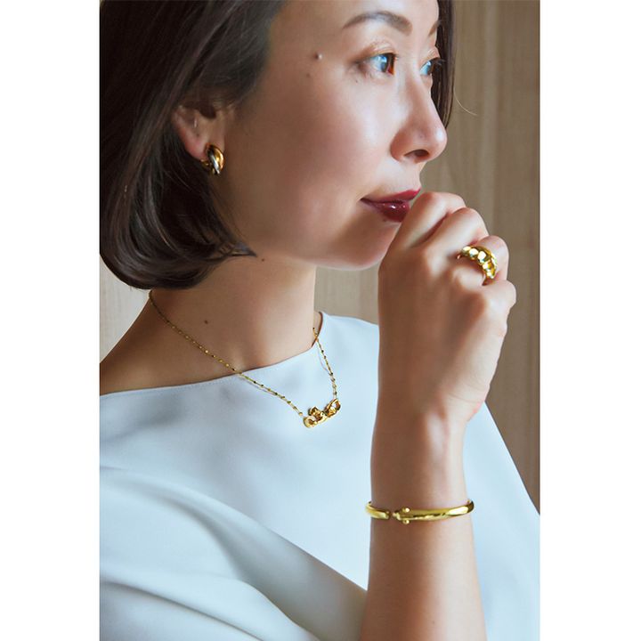 トリニティのイヤリングにパンテールのネックレスやブレスレットとグラン ドゥ カフェのリングでコーディネートしたカルティエCEOの宮地純さん