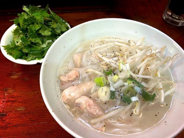 ベトナム料理「シンチャオ」のフォー(鶏)とパクチー