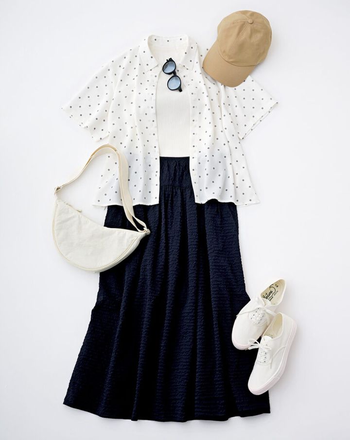 ドット柄レーヨンブラウス¥2,990、ブラタンクトップ¥2,290、UVカットキャップ¥1,990、バッグ¥1,500、サングラス¥1,990 ／すべてユニクロ