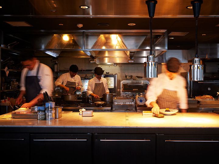 御成門『Salvatore Cuomo Bros.／XEX ATAGO GREEN HILLS』のオープンキッチン