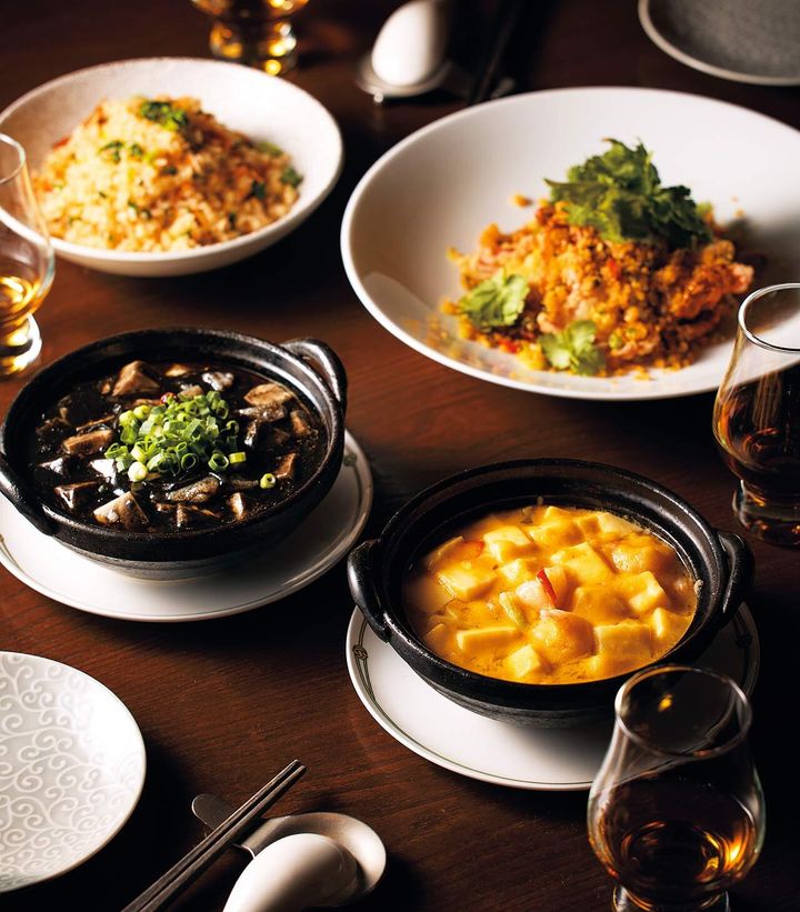 麻布十番『紫玉蘭』の「黄マーボー豆腐」、「黒マーボー豆腐」、「香ばしい桜海老と春野菜、生姜のチャーハン」、「ソフトシェルクラブ唐揚げガーリックフレークがけ」