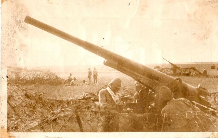 1940年、満洲における他部隊の八八式七糎野戦高射砲