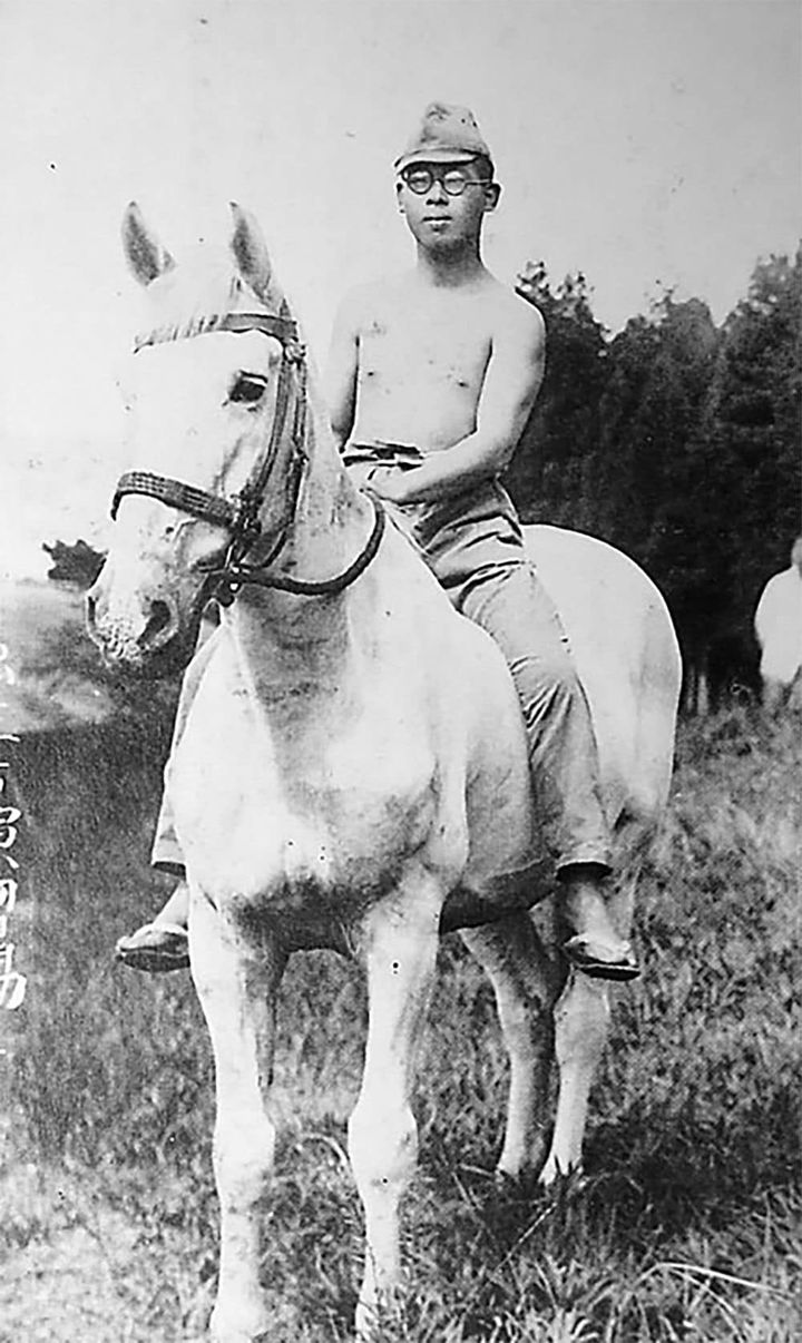 軍人の頃のやなせたかし。日出生台演習場にて、1940年。