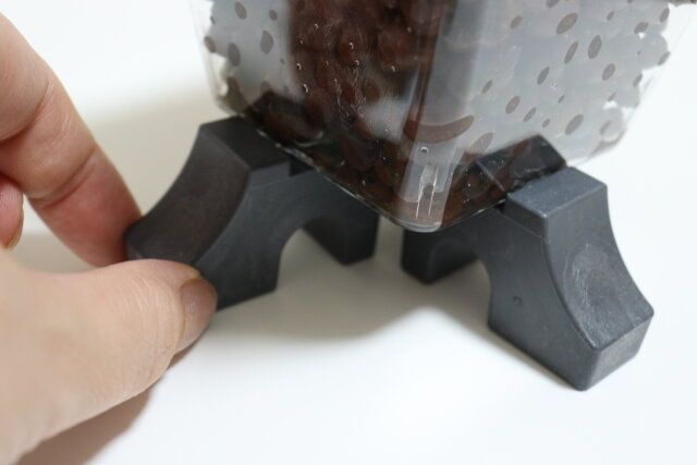 ダイソーのプラ鉢置台は鉢底に溝がはまってずれにくく安定感がある