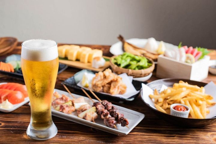 ビールと日本の居酒屋のおつまみ