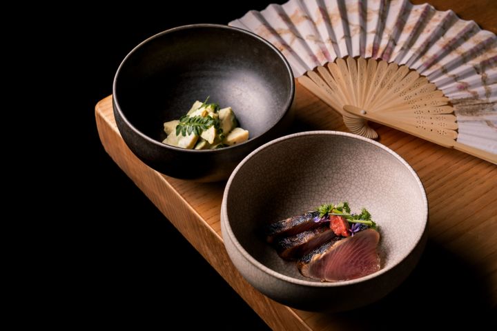 提供予定の「鰹のミーキュイ 梅干しとアプリコットの煮切りソース 生姜添え」（写真手前）と 「筍の木の芽和え」（写真奥）