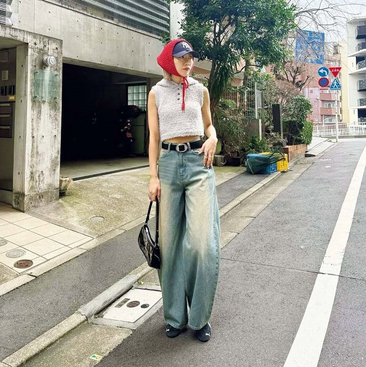 【SNAP】ワイドデニムの裾からプーマのスピードキャットをチラ見せ♡ 大谷亜宥茄さん