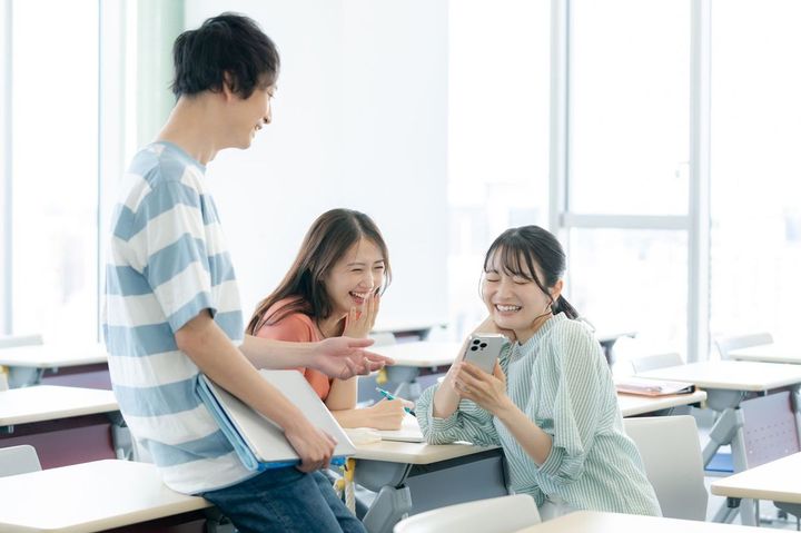 教室で会話する大学生