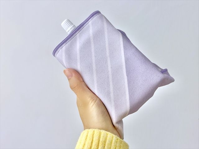 パウチ飲料用サイズ パウチ飲料を包んだ様子