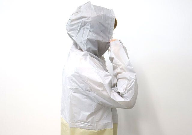 ダイソーのバイカラーレインコートは顔周りをガードできる