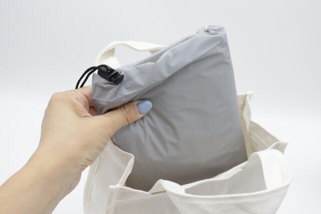 ダイソーのバイカラーレインコートは軽量で持ち運びやすい