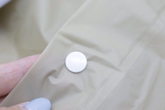 ダイソーのバイカラーレインコートのボタン