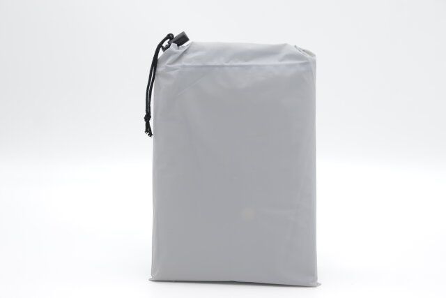 ダイソーのバイカラーレインコートは収納袋付き