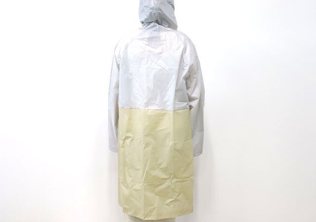 ダイソーのバイカラーレインコートの着用例