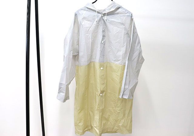 ダイソーのおしゃれなバイカラーレインコート