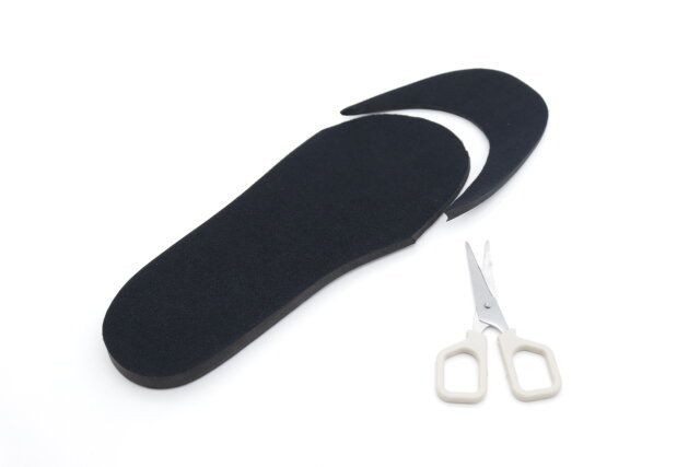 ダイソーのヒールアップインソールはカットしてサイズ調整できる