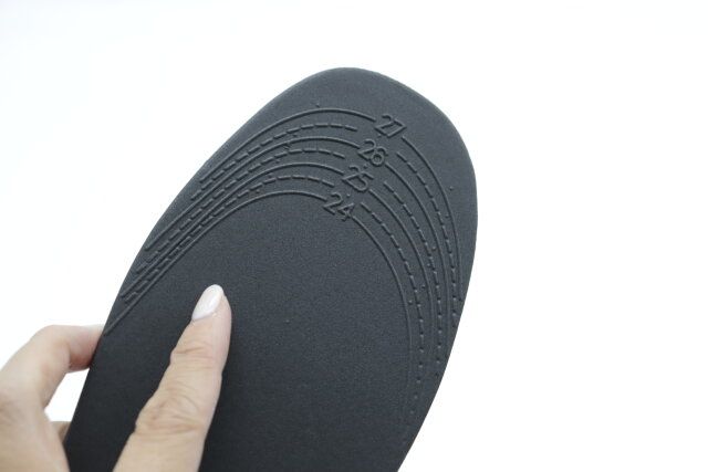 ダイソーのヒールアップインソールの裏面のガイドライン