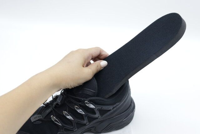 ダイソーのヒールアップインソールはかかとの深い靴におすすめ