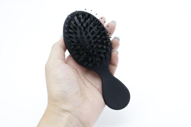 ダイソー 豚毛付ヘアブラシ サイズ感