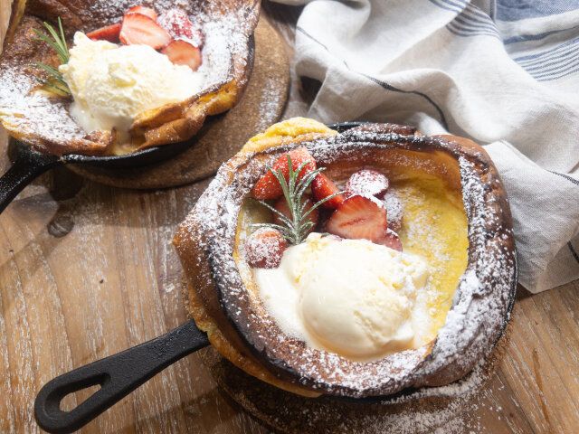 ダッチベイビーにバニラアイス・半分にカットしたいちご・ローズマリーをトッピングをしたら、完成です。